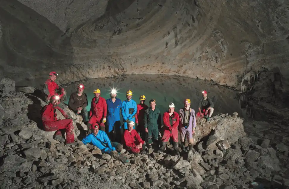 Expedi__o_Neuron_Atmos_que_descobriu_o_maior_lago_termal_subterr_neo_do_mundo Maior lago termal subterrâneo do mundo descoberto na Albânia no fundo de um abismo de 330 pés