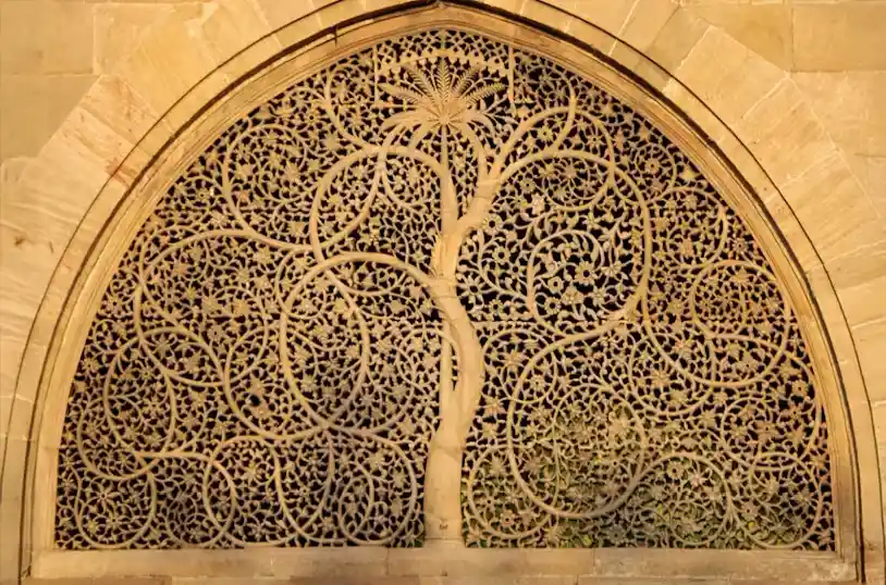 Arte e ciência iluminam as mesmas proporções sutis nos galhos das árvores 5 Mesquita Siddi Saiyyed em Ahmedabad, Gujarat, Índia, c. 1572. SHIVREKHA/Wikimedia Commons