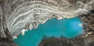 No fundo de um abismo de 330 pés, no sul da Albânia, o maior lago termal subterrâneo do mundo, descoberto pela expedição Neuron, liderada por Mark Audy. Foi nomeado Neuron
