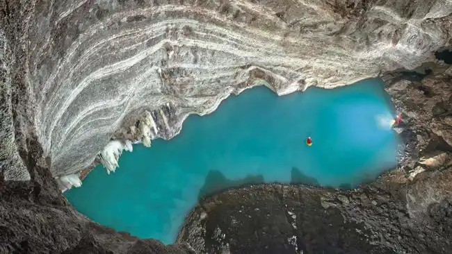 No fundo de um abismo de 330 pés, no sul da Albânia, o maior lago termal subterrâneo do mundo, descoberto pela expedição Neuron, liderada por Mark Audy. Foi nomeado Neuron
