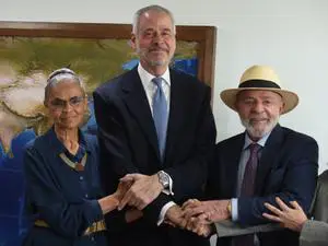 embaixador andre correa do lago entre a ministra marina silva e o presidente lula
