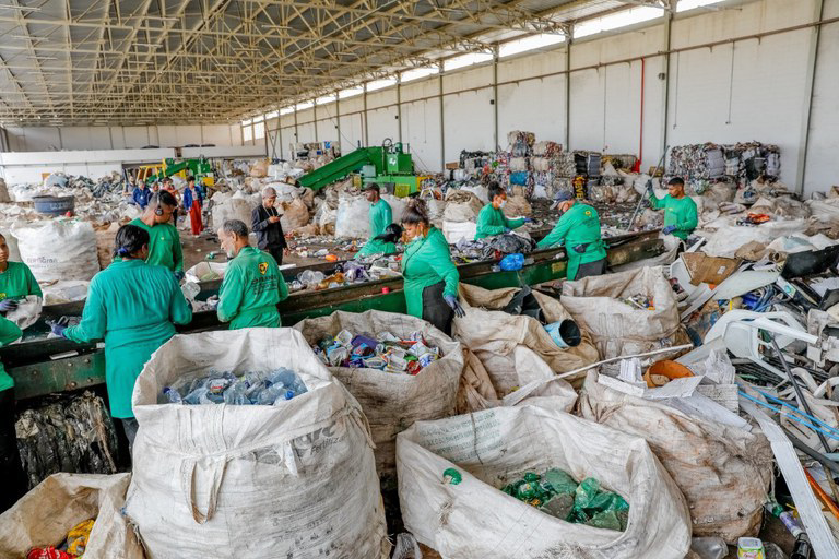 BNDES lança programa para fortalecer cooperativas e aumentar renda de catadores de recicláveis 3 BNDES