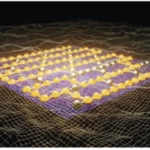 Computadores quânticos simulam a física fundamental do universo Impressão artística de uma simulação de eletrodinâmica quântica usando 100 qubits de um computador quântico IBM. As esferas e linhas denotam os qubits e a conectividade do processador quântico IBM; esferas douradas denotam os qubits usados na simulação