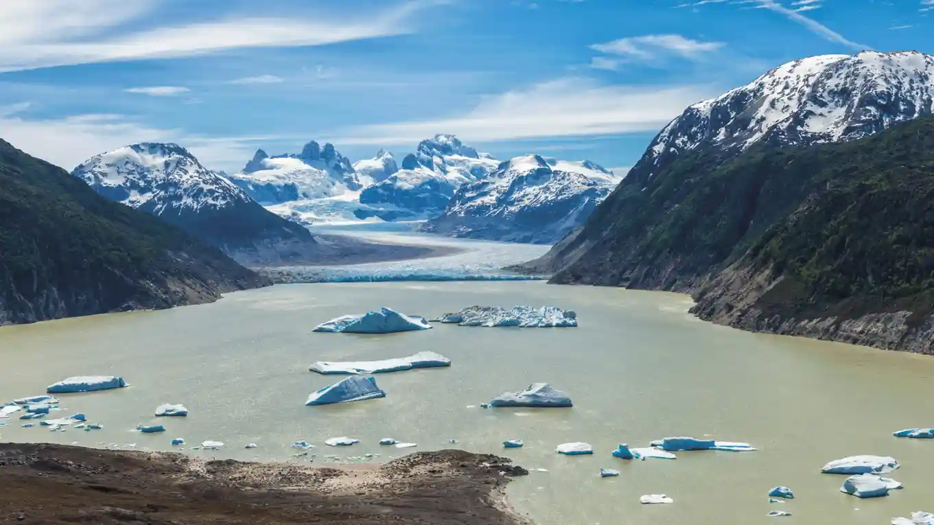 Relatório Mundial de Desenvolvimento Hídrico das Nações Unidas 2025 7 Lago glacial com pequenos icebergs flutuando Parque Nacional Laguna San
