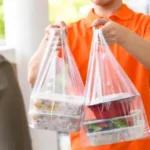 Comer em embalagens plásticas de delivery pode aumentar risco de insuficiência cardíaca, alerta estudo risco