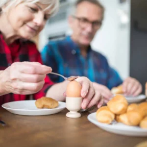 Estudo encontra relação entre consumo de ovos e redução do risco de demência por Alzheimer consumo
