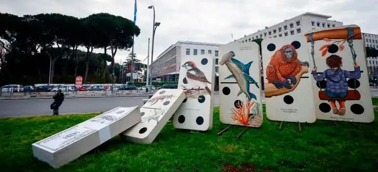 instala__o___colocada_em_frente___sede_da_FAO_das_Na__es_Unidas_como_parte_de_um_protesto_do_Greenpeace_durante_a_ Retomada da CDB COP 16 da ONU sobre Biodiversidade