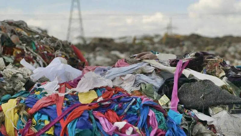 roupa_aterro Iniciativas para reduzir resíduos têxteis ganham força globalmente