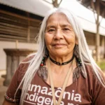 Caminhos ancestrais para um futuro sustentável Anciã indígena sorrindo