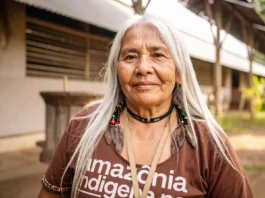 Anciã indígena sorrindo