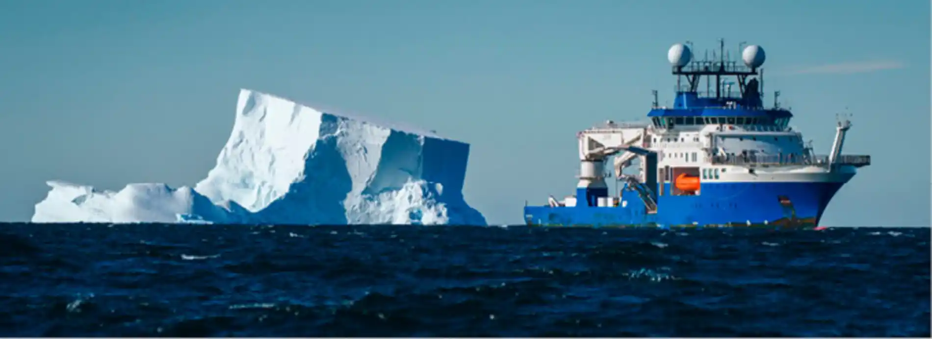 O navio de pesquisa Falkor tamb m manobra ao redor de icebergs enquanto conduz pesquisas no Mar de Bellingshausen na Ant rtida