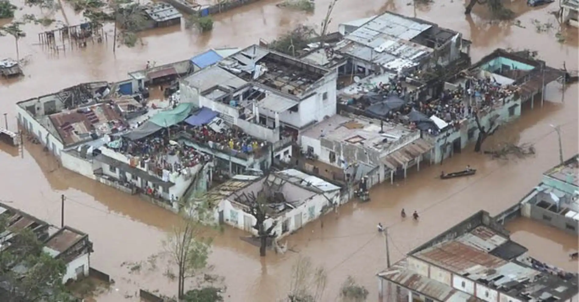 Pessoas_se_abrigam_nos_telhados_de_pr_dios_ap_s_as_ Exceder e retornar ao aquecimento global de 1,5°C, é possível?