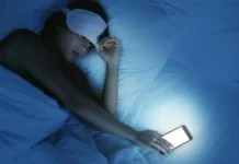 Tempo visualizando a tela na cama está ligado a pior qualidade do sono, aponta estudo tela