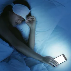 Tempo visualizando a tela na cama está ligado a pior qualidade do sono, aponta estudo tela