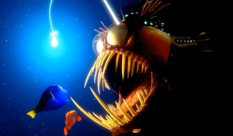 Screenshot-2025-04-16-200826 Peixe diabo negro surge das profundezas à luz do dia e intriga cientistas, veja o vídeo