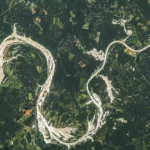 Um_astronauta_a_bordo_da_Esta__o_Espacial_Internacional_tirou_esta_foto_de_grandes_meandros_do_Rio_Alabama_enquanto_orbitava_sobre_o_sul_dos_-150x150 Terra — Imagens incríveis do e de nosso planeta