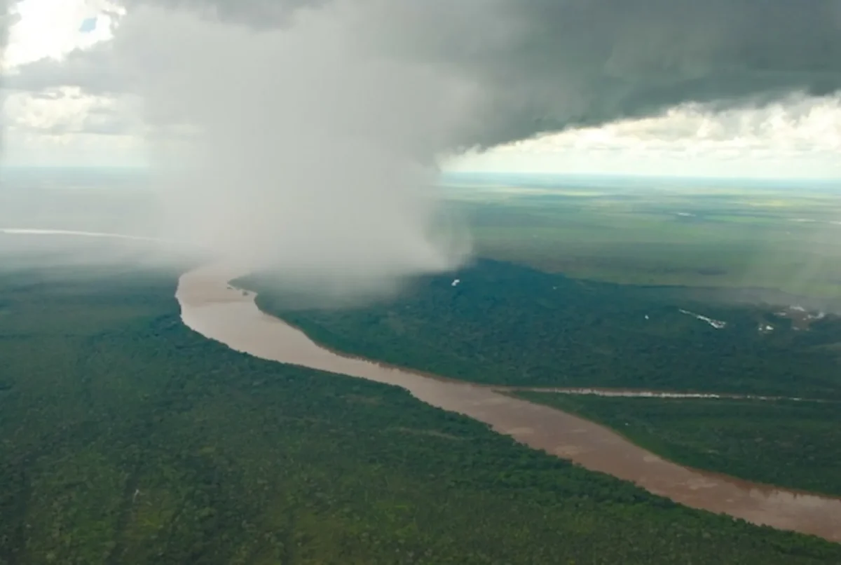 Uma bela nuvem cumulo-nimbus descarrega chuva no Alto Araguaia. Foto: Margi Moss