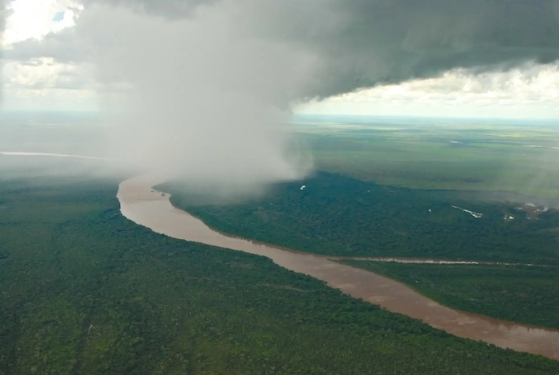 Uma bela nuvem cumulo-nimbus descarrega chuva no Alto Araguaia. Foto: Margi Moss