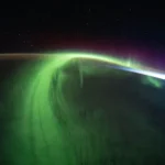 Uma_aurora_v_vida_brilha_sobre_a_-150x150 Terra — Imagens incríveis do e de nosso planeta