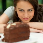 Microbioma intestinal influencia escolhas alimentares, destacando a ligação entre bactérias e desejos por comida escolhas