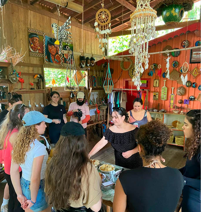 Intercambistas visitam a fábrica da Da Tribu, empreendimento de acessórios com matéria-prima amazônica, na ilha de Cotijuba