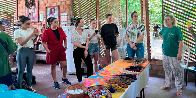 Participantes visitam a fábrica da Da Tribu, empreendimento de acessórios com matéria-prima amazônica, na ilha de Cotijuba