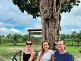 Juliette Marty, Soline Urvoy de Portzamparc e Audrey Kieny, alunas de MBA da Audencia Business School