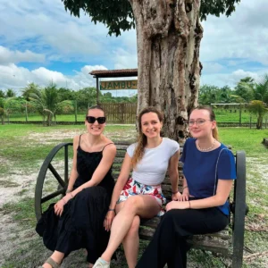 Estudantes internacionais vivenciando e imergindo na realidade local desenvolvem modelos de negócios sustentáveis, com recursos amazônicos Juliette Marty, Soline Urvoy de Portzamparc e Audrey Kieny, alunas de MBA da Audencia Business School