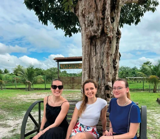 Juliette Marty, Soline Urvoy de Portzamparc e Audrey Kieny, alunas de MBA da Audencia Business School