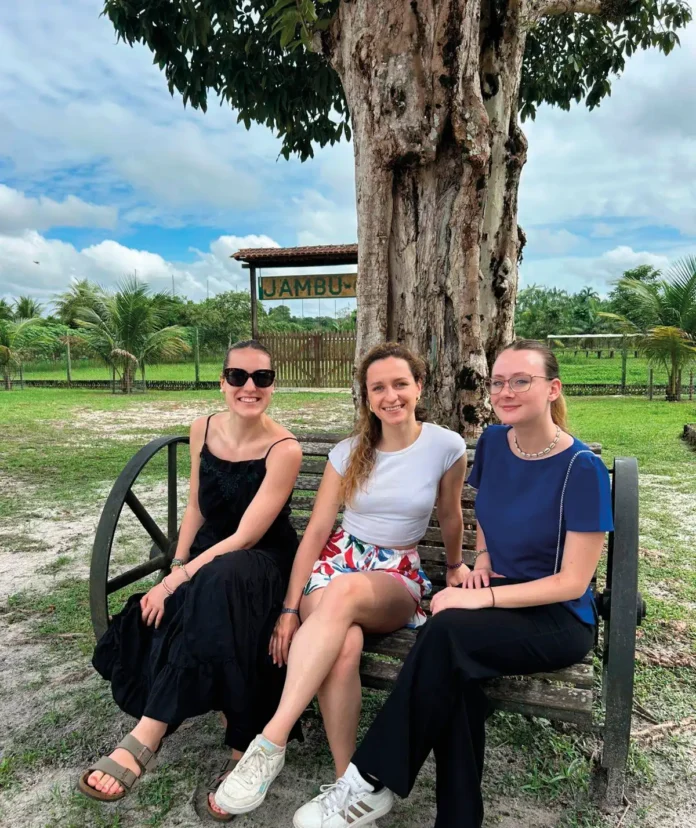 Juliette Marty, Soline Urvoy de Portzamparc e Audrey Kieny, alunas de MBA da Audencia Business School