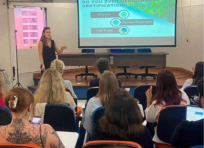 Juliette Marty apresentando o projeto Amazonian Pathways, que significa Caminhos Amazônicos, que propõe um serviço de coleta de dados para facilitar a conquista de selos para empreendimentos da região