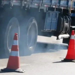 Tecnologia brasileira busca reduzir CO₂ de caminhões com material cerâmico inovador caminhões