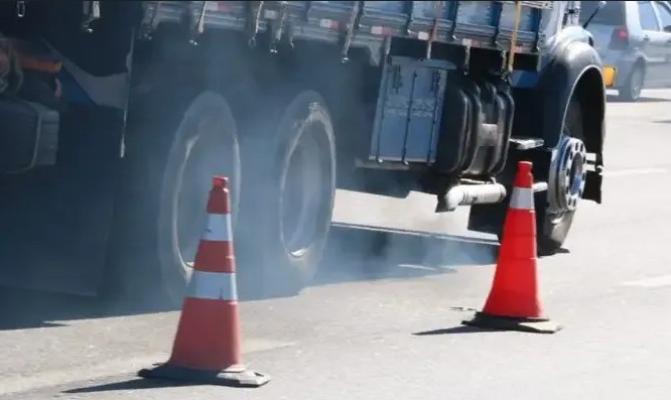 Tecnologia brasileira busca reduzir CO₂ de caminhões com material cerâmico inovador 3 caminhões