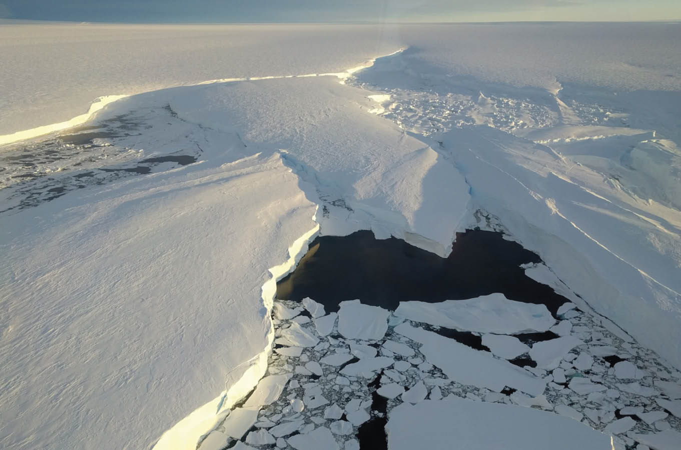 Satélites observam geleira cometendo “pirataria de gelo” 7 Uma plataforma de gelo da Antártida Ocidental, dividindo-se em torno de um ponto de fixação em sua frente de desprendimento