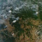 Degradação da Amazônia dispara 163% e ameaça metas climáticas do Brasil Imagem de satélite mostrando fumaça de queimadas na floresta Amazônia.