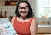 Gosto da Amazônia desembarca em Belém com pirarucu manejado Mulher sorridente segurando um pacote de pirarucu congelado da marca Gosto da Amazônia.