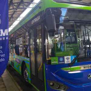 Transporte mais limpo: setor apresenta plano para cortar 68% das emissões de CO₂ até 2050 Ônibus elétrico verde e azul da Higer, com a inscrição 'Belém Prefeitura' em um banner ao lado, em uma parada de ônibus.