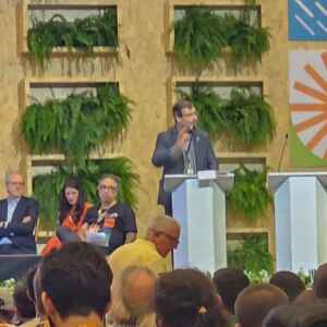 Conferência Nacional do Meio Ambiente – Participação social impulsiona políticas ambientais Palestrante falando em um evento sobre governança global e educação ambiental, com público presente.