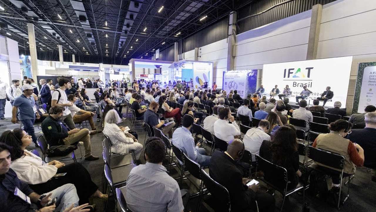 Congresso Internacional IFAT Brasil 2025 está com inscrições abertas e gratuitas 1 Público presente em uma palestra no evento IFAT Brasil 2024.