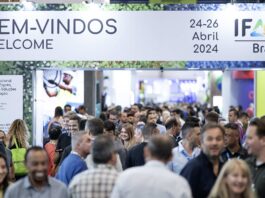 Visitantes em um evento lotado da IFAT Brasil 2024, uma feira internacional para água, esgoto, drenagem e soluções de recuperação de resíduos.