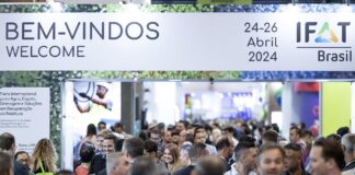 Visitantes em um evento lotado da IFAT Brasil 2024, uma feira internacional para água, esgoto, drenagem e soluções de recuperação de resíduos.