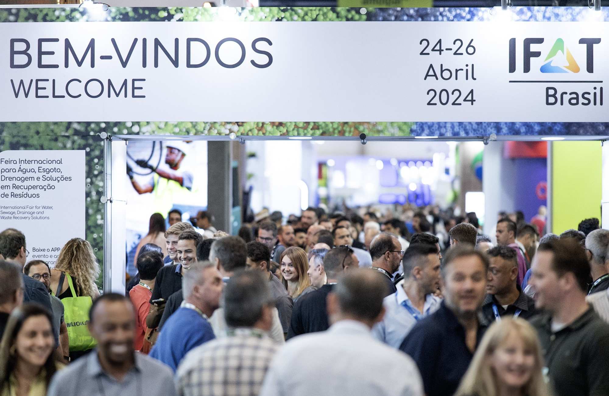 Congresso Internacional IFAT Brasil 2025 está com inscrições abertas e gratuitas 2 Visitantes em um evento lotado da IFAT Brasil 2024, uma feira internacional para água, esgoto, drenagem e soluções de recuperação de resíduos.