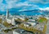 Islândia lidera ranking global de desenvolvimento humano e oferece lições ao Brasil Vista aérea de Reykjavík, Islândia, com a Igreja Hallgrímskirkja em destaque, a cidade e o oceano ao fundo.