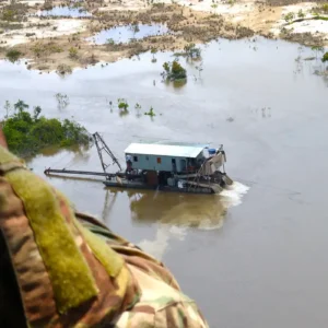 Garimpo ilegal de ouro nas águas da Amazônia desperta alerta nacional