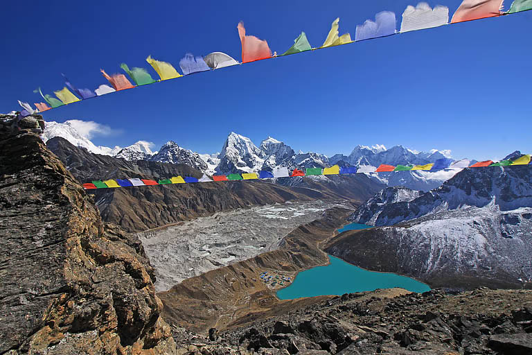 Glaciares podem perder mais de 70% da sua extensão 5 As geleiras da Ásia Central, que funcionam como "torres de água" para milhões de pessoas ao longo do antigo corredor da Rota da Seda, do Paquistão à China, também enfrentam perdas significativas. Num cenário de 2°C, apenas 30% do gelo glacial na região permaneceria, em comparação com 60% se o aquecimento fosse limitado a 1,5°C