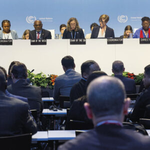 Após quase 12 horas de atraso, a sessão plenária de abertura começou logo após as 21h30