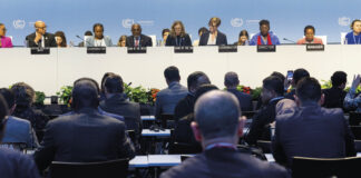 Após quase 12 horas de atraso, a sessão plenária de abertura começou logo após as 21h30