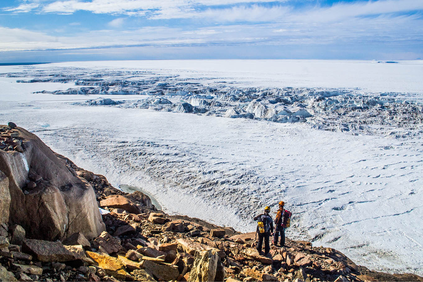 Cientistas observando a borda da Geleira Mawson, na Antártida Oriental