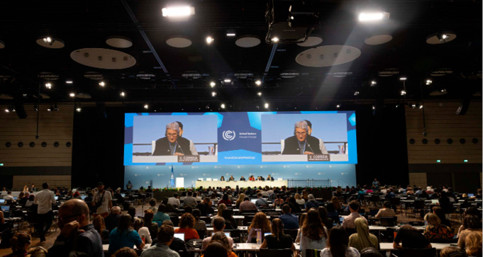 Conferência sobre Mudanças Climáticas de Bonn - Junho de 2025 7 O plenário estava lotado enquanto os delegados ouviam o briefing de logística da COP 30