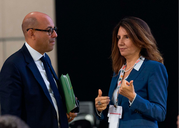 Conferência sobre Mudanças Climáticas de Bonn - Junho de 2025 8 Simon Stiell , Secretário Executivo da UNFCCC, fala com Ana Toni , Diretora Executiva da COP 30